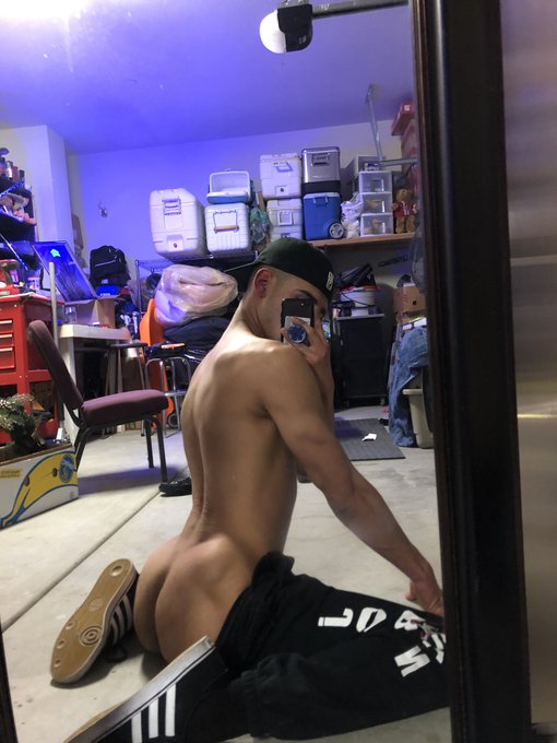 Just got done with my workout 💪🏻 https://t.co/6xhwu4kpve