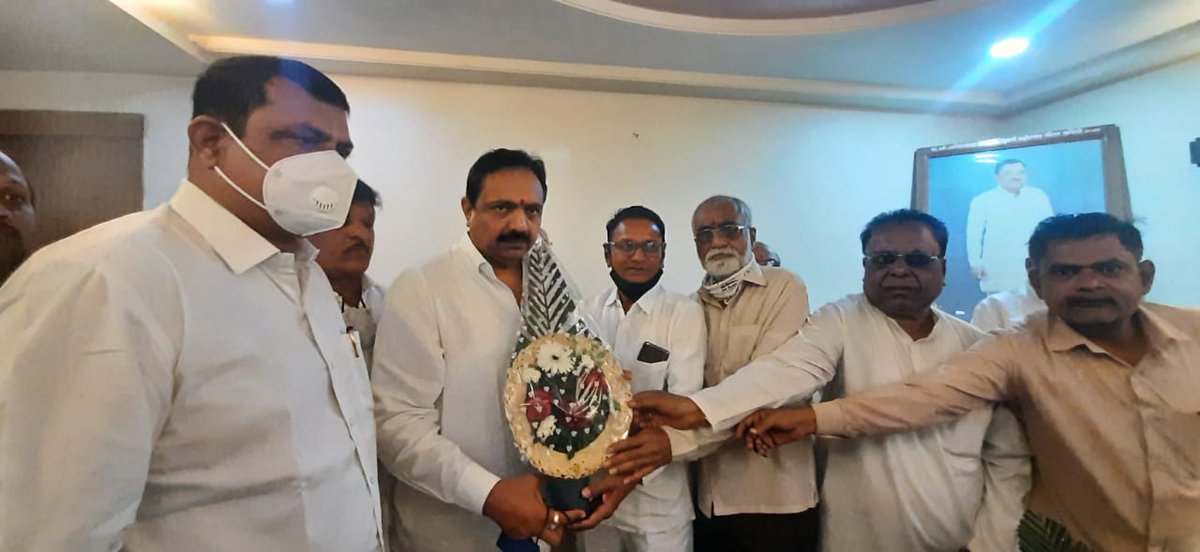 Jayant_R_Patil's tweet photo. राष्ट्रवादी परिवार संवाद यात्रेचे चाळीसगाव येथील काँग्रेसच्या पदाधिकाऱ्यांनी आणि कार्यकर्त्यांनी भव्य स्वागत केले. पुरोगामी विचारांची पेरणी करत ही संवाद यात्रा राज्यभर अधिकाधिक लोकांना जोडत पुढे चालली आहे. 

#राष्ट्रवादीपरिवारसंवाद #MahaVikasAghadi @NCPspeaks https://t.co/CQJrxEsXno