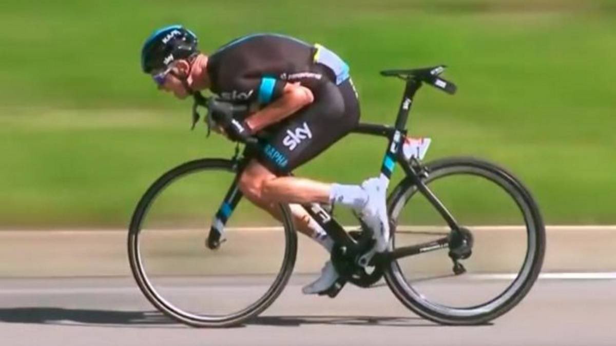 Lujimmix's tweet photo. Vale. Prohibimos las posturas de De Gendt o Froome para dar ejemplo. Entonces, también limítanos el pilotaje de Hamilton o Alonso y sancionamos los mates de Derrick Jones para que los aficionados imitadores no hagan burradas y se hagan daño? Ahí lo dejo... https://t.co/O9jZKBIXXm