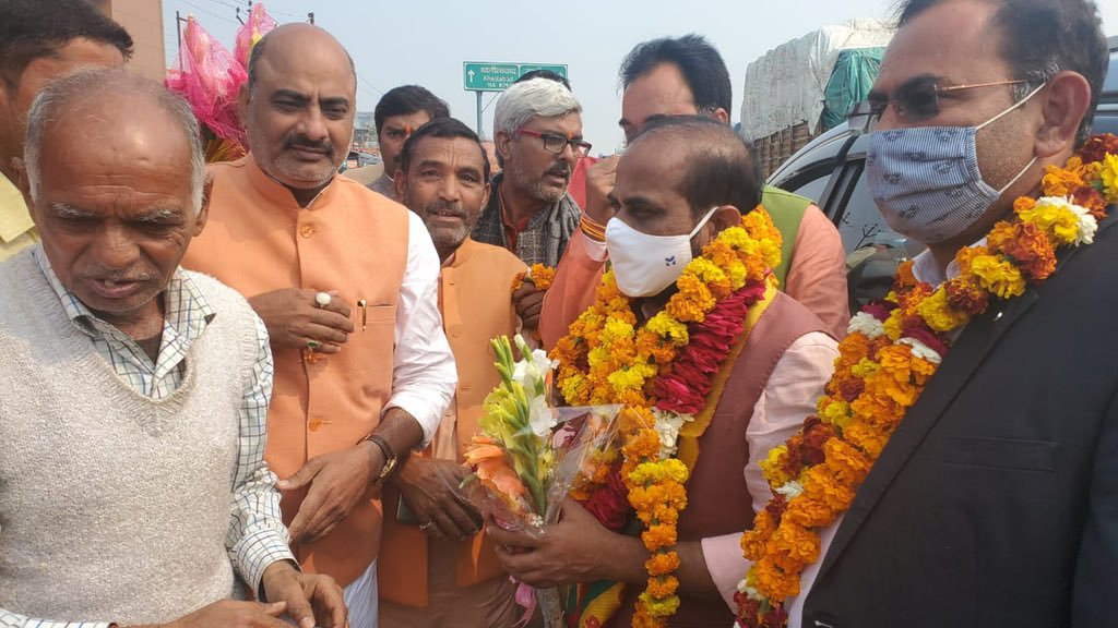 satyakumar_y's tweet photo. Reached Ayodhya. 

Feel humbled by warm gesture of @BJP4UP karyakartas.

I will be attending ‘Nagar Nigam Baithak’ of Ayodhya Mahanagar. https://t.co/NYF6VlsrJ4