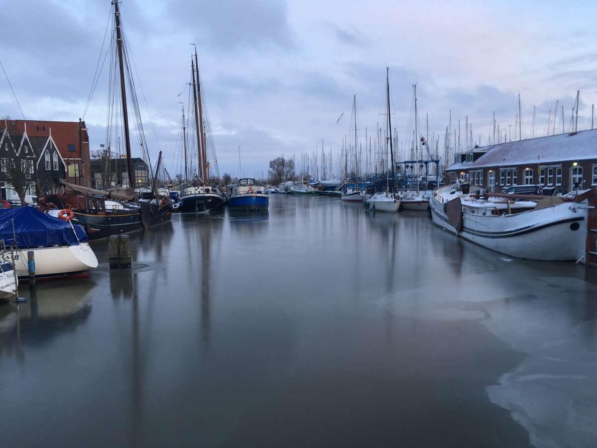 En een arctisch bankje op het strand van de Gouwzee, maar het ijs in de haven is mooi glad...