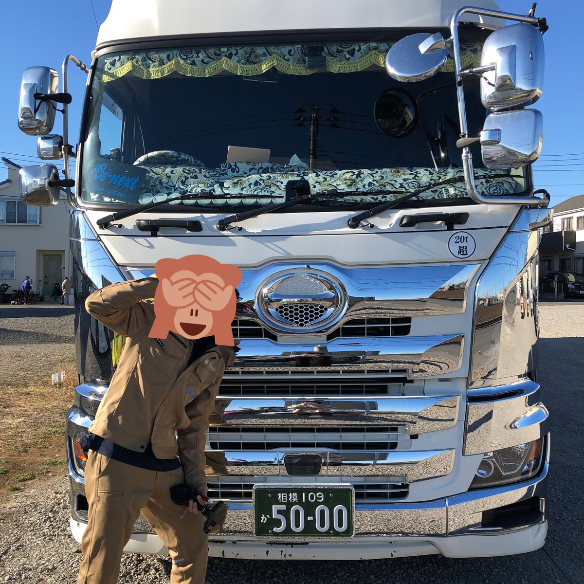 takataka_LS5000's tweet photo. ダッシュマット届いた☺️
いい感じに似合ってる🥳🥳
これでだいぶ俺のトラックってわかりやすくなったべ笑
＃17プロフィア  #大型トラック https://t.co/KF5pdqbl4Y
