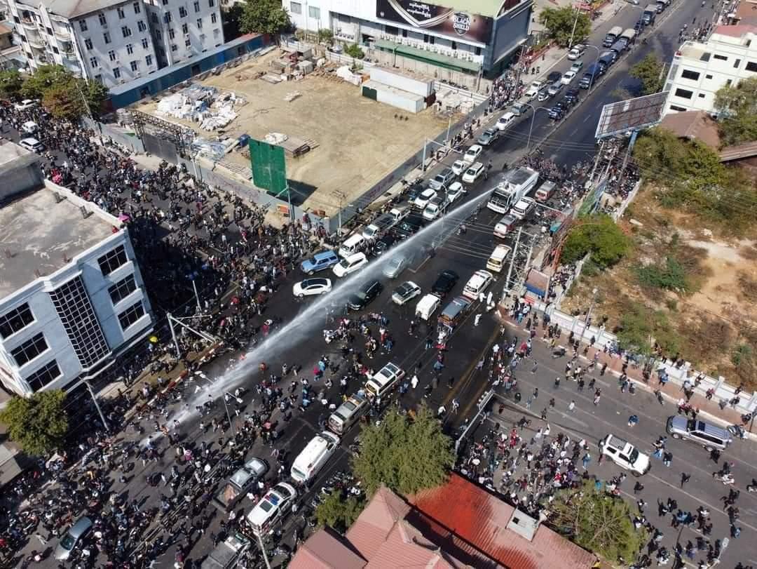 Khattar6104's tweet photo. HEAR OUR VOICE

미얀마의  NayPyiDaw Mandalay 에
Water Cannon
Teardrop weapon 으로 오늘
데모하는 국민들에거 공격하고
있습니다. 국민들이 빈손으로
간단하게 데모하는뿐입니다.
국제가 이것을 보기만 합니까? 
제발 미얀마 국민들을 좀
살려 주새요.

#WhatsHappeningInMyanmar
#Feb9Coup https://t.co/p7cRr0eWqE