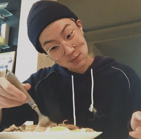 your camera roll if LEE SEUNGHOON was your boyfriend— a thread;