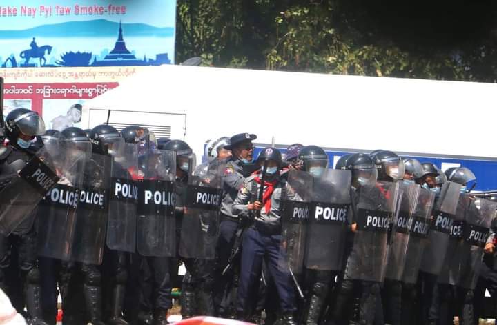 May06346429's tweet photo. Police shooting people with live ammunition.They are starting to get worse on peaceful protesters😡

HEAR OUR VOICE

#Feb9Coup 
#WhatsHappeningInMyanmar https://t.co/5unJh12Y2X