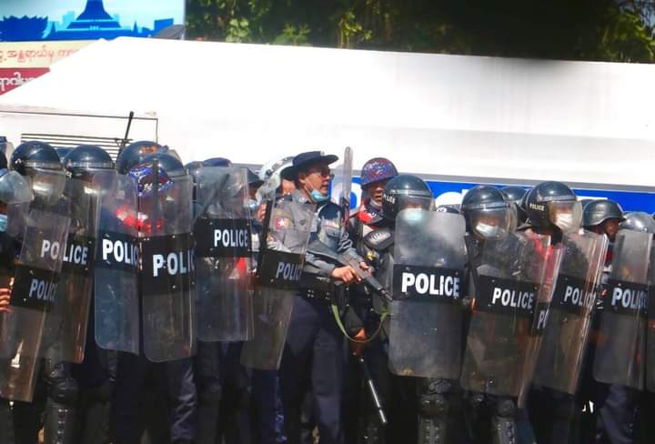 May06346429's tweet photo. Police shooting people with live ammunition.They are starting to get worse on peaceful protesters😡

HEAR OUR VOICE

#Feb9Coup 
#WhatsHappeningInMyanmar https://t.co/5unJh12Y2X