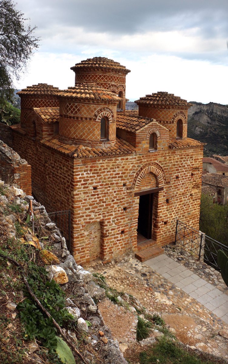 JacopoVeneziani's tweet photo. #Divulgo la Cattolica di Stilo (Reggio Calabria), chiesa bizantina (IX s.) eretta ai piedi del monte Consolino.

Non appena la si scorge nella vallata, in lontananza, si è avvolti da un caldo profumo di Oriente.

All'interno, frammenti di affreschi ricordano un antico splendore. https://t.co/8YCC8iQJM5