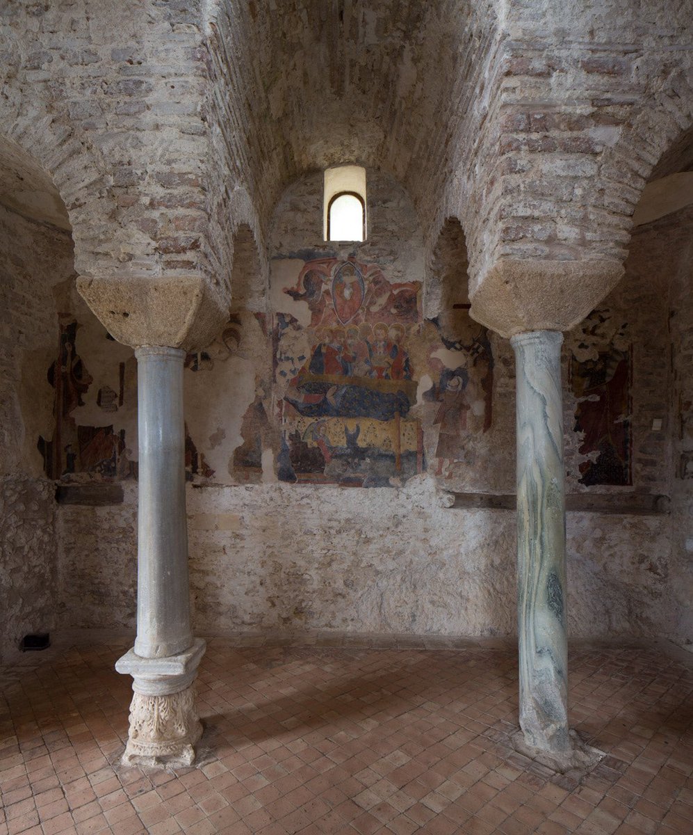 JacopoVeneziani's tweet photo. #Divulgo la Cattolica di Stilo (Reggio Calabria), chiesa bizantina (IX s.) eretta ai piedi del monte Consolino.

Non appena la si scorge nella vallata, in lontananza, si è avvolti da un caldo profumo di Oriente.

All'interno, frammenti di affreschi ricordano un antico splendore. https://t.co/8YCC8iQJM5