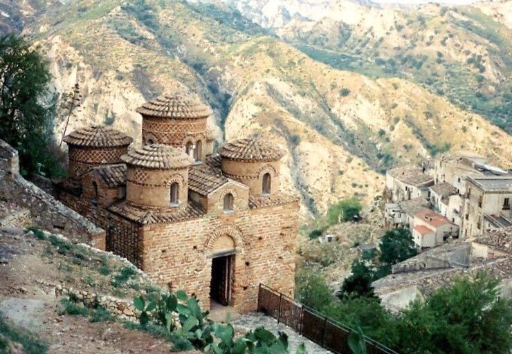 JacopoVeneziani's tweet photo. #Divulgo la Cattolica di Stilo (Reggio Calabria), chiesa bizantina (IX s.) eretta ai piedi del monte Consolino.

Non appena la si scorge nella vallata, in lontananza, si è avvolti da un caldo profumo di Oriente.

All'interno, frammenti di affreschi ricordano un antico splendore. https://t.co/8YCC8iQJM5