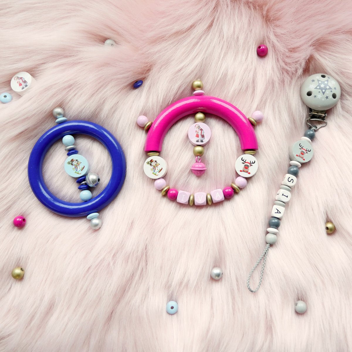 Schnulliketten's tweet image. 🎅 baby accessories with Christmas motif beads ☃️🎁🦌
Unsere #Bastelanleitungen: schnullerkettenladen.de/bastelanleitun…😊
Our #diytutorials: schnullerkettenladen.de/en/handicraft-… 😊
#schnullerkettenladen #schnullerkettenladenberlin #babygeschenkidee #babygiftideas #weihnachtsbasteln #christmascrafting