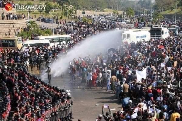 BG_ICEICE's tweet image. The Myanmar Military is now shooting people with real bullets ! 
HEAR OUR VOICE #WhatsHappeningInMyanmar #Feb9Coup