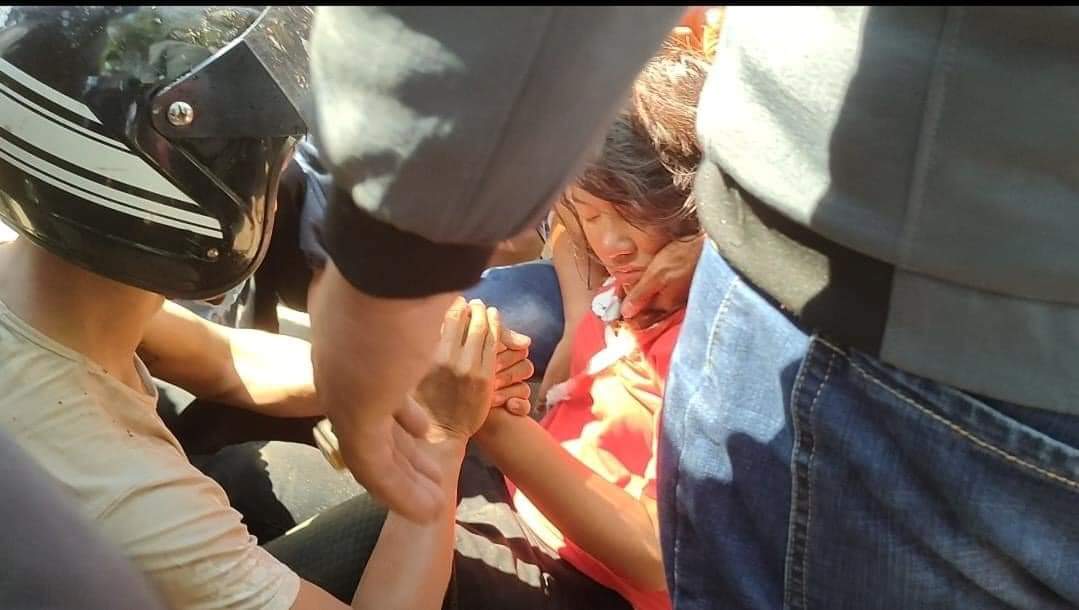 KaungZawThant15's tweet photo. Police shot with the real bullet to the peaceful protesters at Naypyitaw, the capital of Myanmar. 
The police and the army also forcefully disrupt the Protesters in Yangon and Mandalay. 
#protecttheprotesters
#RejectTheMilitaryCoup https://t.co/reVVM7YNHl