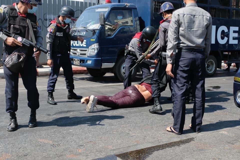 thurako21's tweet photo. Today in Myanmar the police and the military are starting to attack our people even though we are protesting without violence please help us retweet this #WhatishappeninginMyanmar #Feb9Coup #myanmarmilitarycoup https://t.co/Fmd9HgQ3hU