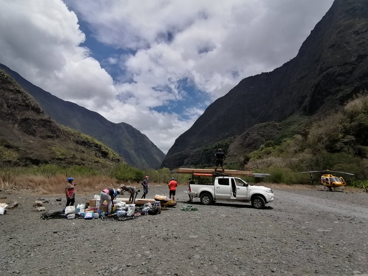 Notre journaliste @CastaingJu vous emmène dans le cirque de Mafate, sur l'île de La #Réunion, desservi par aucune route. Les habitants, coupés du monde, sont ravitaillés par hélicoptère dans cette nature démesurée. Reportage 🌱🚁entendeznousdansnoscampagnes.com/2021/02/08/a-m…