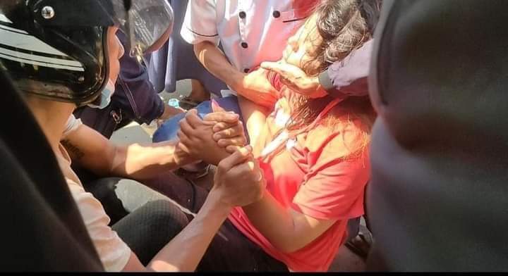 Two citizens was shot down with real bullet by Police at NayPyiTaw.
And Polices use bombs and Water protester with fire hoses at Mandalay.
Please save Myanmar. We all need your HELP.

#Feb9Coup
#WhatsHappeningInMyanmar
#HelpMyanmar