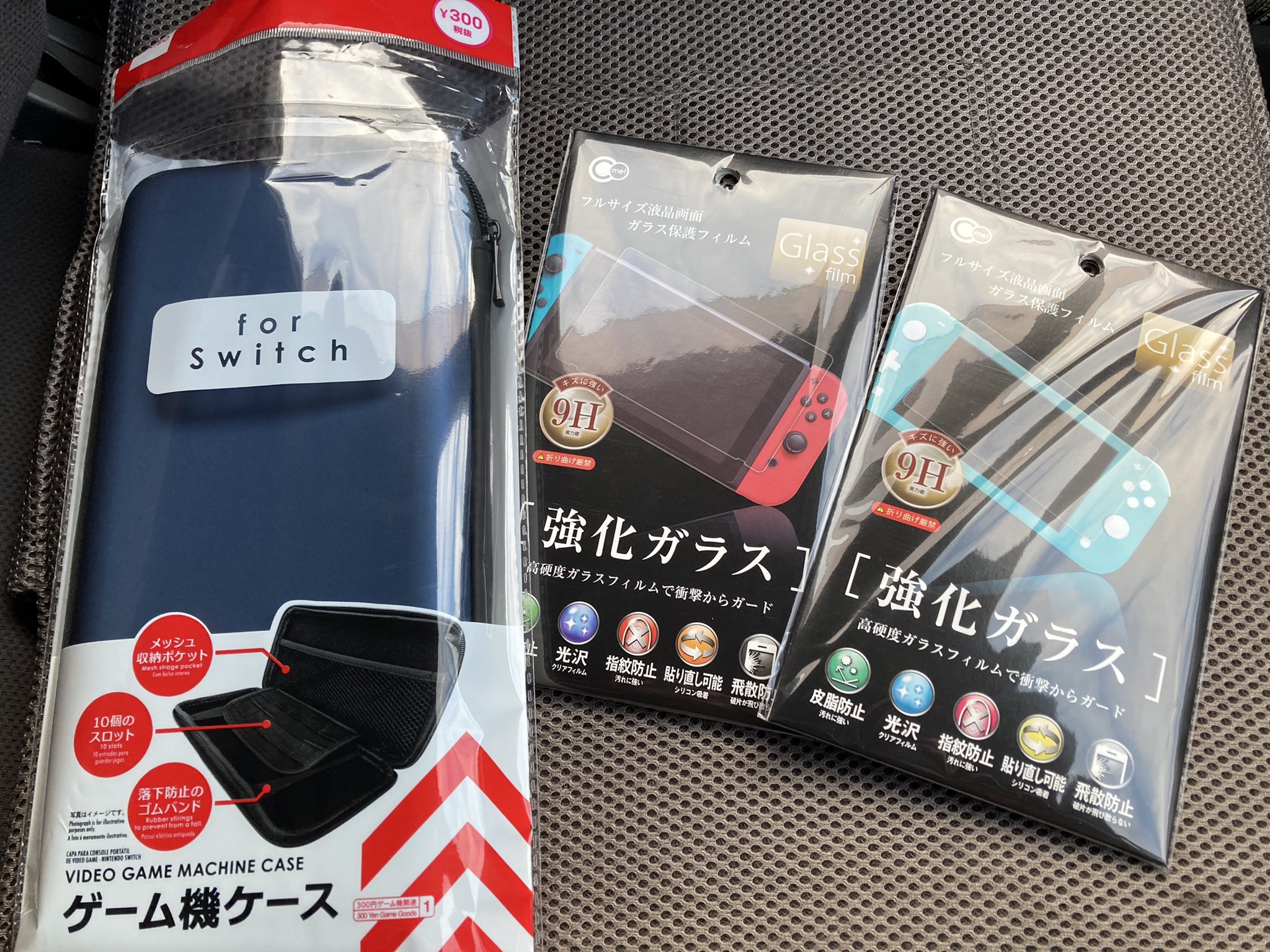 ムゲン ダイソー行った時にこれも一緒に買いました Switch用ガラスフィルム Switch Lite用ガラスフィルム 各100円 Switch用ハードケース 300円 いやぁダイソーってホンマ凄いわ ケースの中にはゴムバンド メッシュの小物入れ ソフトホルダー10個付い