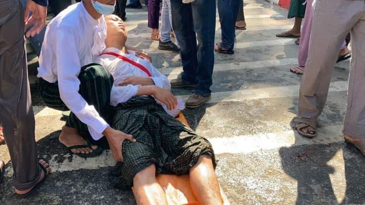 Wah49110303's tweet photo. In Naypyitaw, Capital City of Myanmar, WITHOUT WARNING, Police and Military use water pressure truck and made harmful to the people who were demonstrating and protesting Peacefully! We need the World’s help to have JUSTICE‼️ #rejectmilitarycoupmyanmar #HearTheVoiceOfMyammar https://t.co/41rfxp7l81