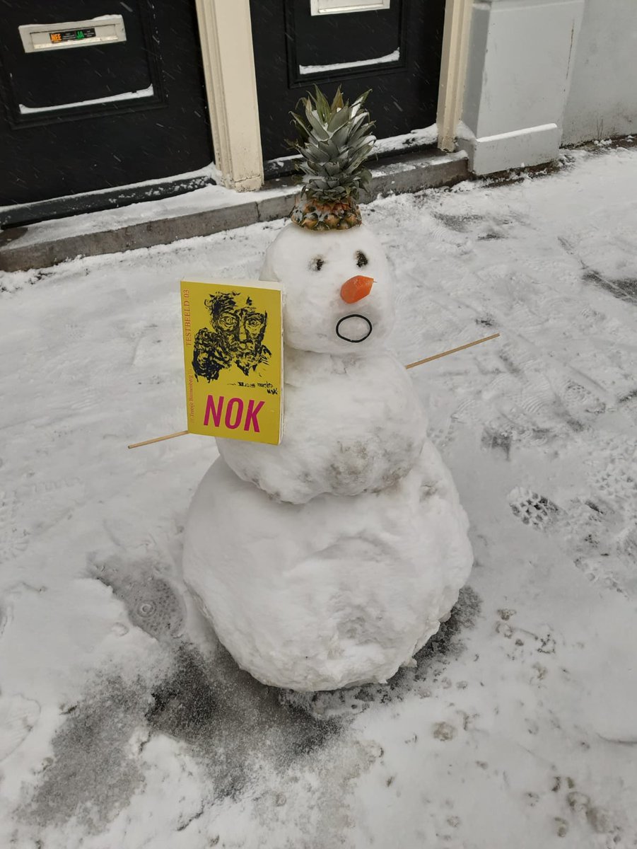 TreesjeB's tweet photo. Bericht binnen van de heer J.P. Geugies, de eerste met een pracht review op https://t.co/ONrShIJQHe , die nu nog even extra aandacht geeft met deze foto: 'Het boek NOK bezorgt je rillingen, en niet van de kou...'
#lezersfoto #traditie #testbeeldreeks #noktestbeeld03 https://t.co/79ZEtqoz8Y