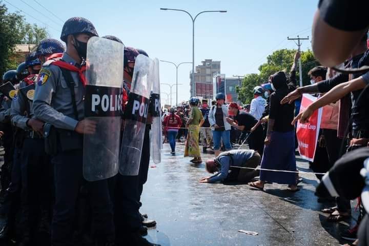 KhineHninOo7's tweet photo. HEAR OUR VOICE #WhatsHappeningInMyanmar  #Feb9Coup 
 Myanmar police uses  real bullet to shoot protestors who fight for democracy with unity &amp; peace. Shame on you Myanmar Military Coup &amp; Myanmar Police. https://t.co/bR4NIcAeqM