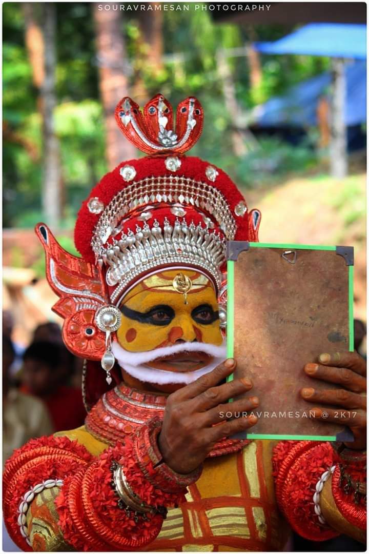 പ്രകൃതിദത്തമായ അന്തരീക്ഷത്തിലാണ് ഉത്സവം നടക്കുന്നത്. കൊഴിഞ്ഞ ഇലകളും ഒരു വസന്തവും മലയും ഉരുളൻ പാറക്കകല്ലുകളും വനവും പനമരങ്ങളും തനിക്ക് ധാരാളമാണെന്ന് മുത്തപ്പൻ ഓർമ്മിപ്പിക്കുന്നതു കൊണ്ടാണ് ഇത്. മുത്തപ്പന്റെ പരമ്പരയായ മന്നനാർ രാജവംശത്തിന്റെ രാജ്യാധികാരത്തിന്റെ ഉടമസ്ഥതയിലുള്ളതായിരുന്