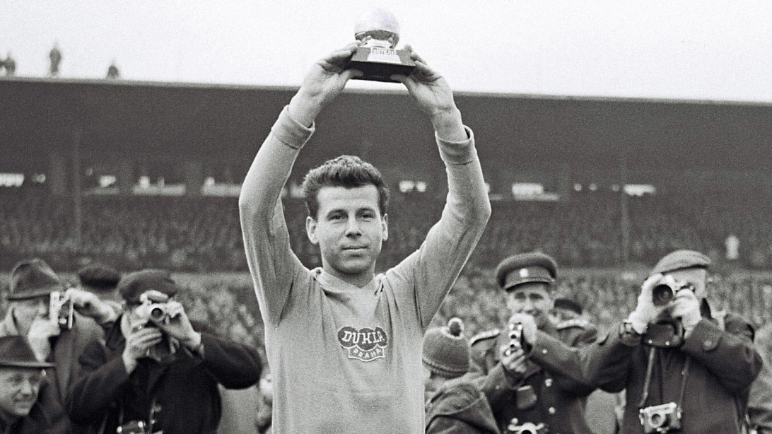 FKDuklaPraha's tweet photo. Ikona Dukly Praha, držitel Zlatého míče a jeden z nejlepších fotbalistů naší historie Josef Masopust by dnes oslavil 90 let.

Chybíte nám. Vzpomínáme ♥️ https://t.co/g06rX5wdw5