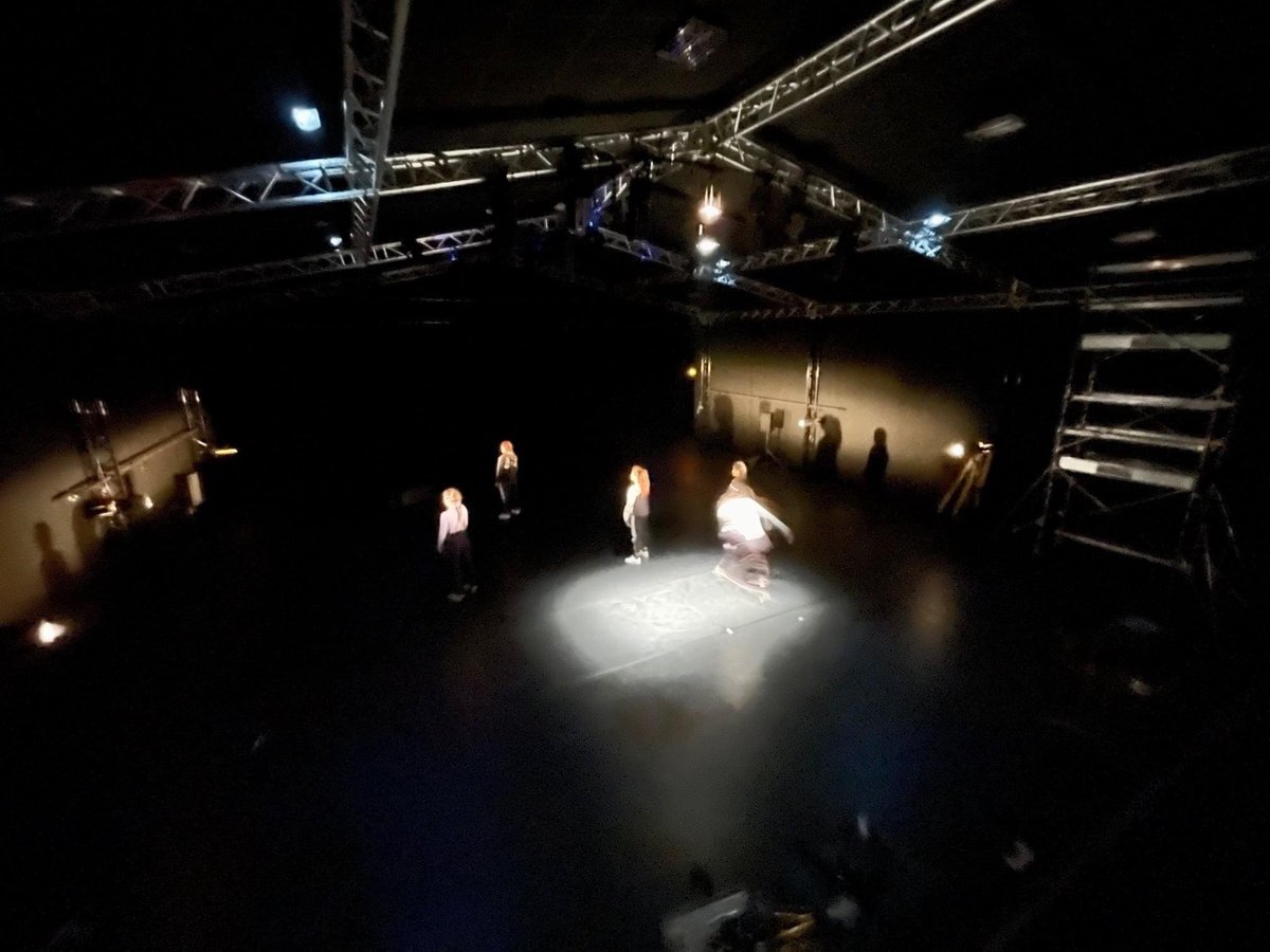 MehdiDiouri71's tweet photo. « Le travail continue »
.
#creation #meridio
.
#choreographer @mehdi_diouri_7.1
.
#photography @linajaade
.
#dijon #artdam #2021 #compagnie #mehdia #dance #hiphop #lifestyle #ladys #ciemehdia #light #studio #compagniemehdia https://t.co/OqTm1MAt5a