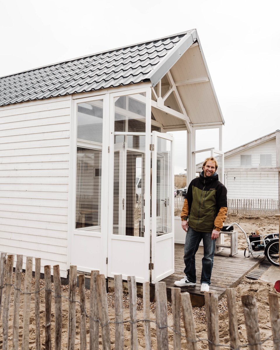 SurfenBeach's tweet image. Één van onze werkzaamheden: vorige week zijn we druk bezig geweest met het opzetten, schoonmaken en opknappen van de strandhuisjes voor de eerste gasten! 🛠️🌊🌤️