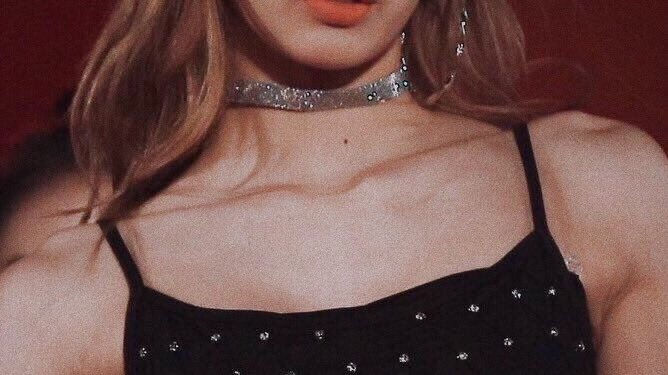 JLSFOLDER's tweet photo. today’s topic: jenlisa’s collarbones https://t.co/47CwxrPeE0