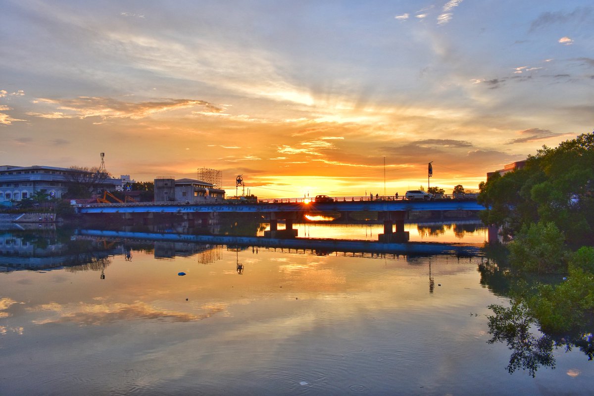 Lew65605603's tweet photo. Sa ilog ang mundo'y tahimik
Ako'y nakikinig sa awit ng hangin
Habang kayo'y hinihintay
Na sana'y dumating bago magdilim.

Tabing Ilog
Barbie's Cradle

#ILOILOCITY
#ILOILORIVER
#sunset https://t.co/dmIhJyzEpZ