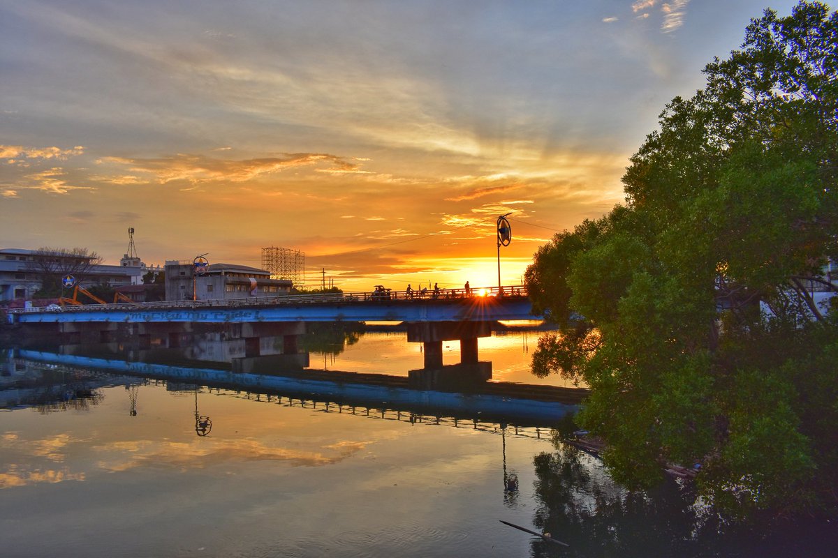 Lew65605603's tweet photo. Sa ilog ang mundo'y tahimik
Ako'y nakikinig sa awit ng hangin
Habang kayo'y hinihintay
Na sana'y dumating bago magdilim.

Tabing Ilog
Barbie's Cradle

#ILOILOCITY
#ILOILORIVER
#sunset https://t.co/dmIhJyzEpZ