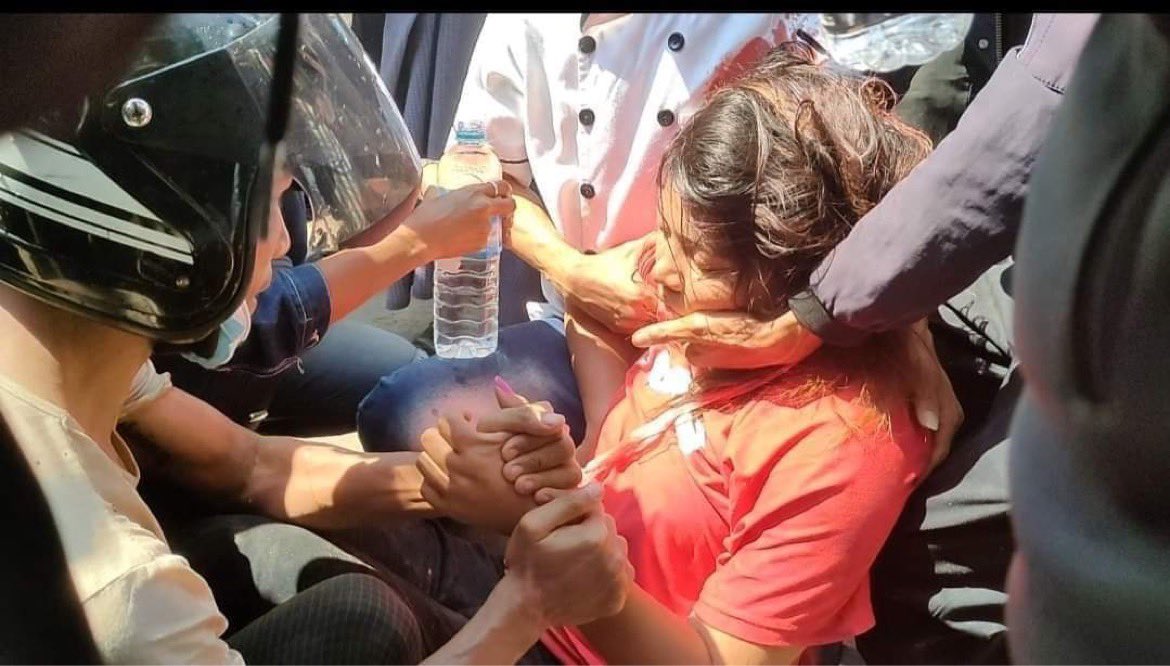 JiYoonMin5's tweet photo. Here is the photo! Myanmar Police shot with real bullets to protesters who are peacefully protesting against dictatorship #SaveMyanmar 
@UNHumanRights https://t.co/uVlPOFSexe