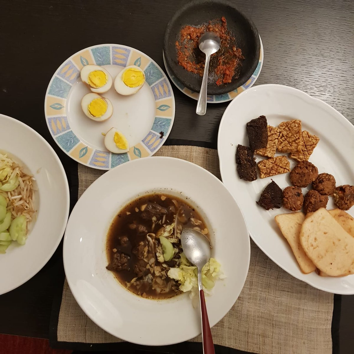 yyg_geomerdeka's tweet photo. Nowar @ Sirap (rawon ndik Paris) &amp; ubo rampene .... tempe Ngalam, krupuk urang Sidoarjo, mendol, empal, sambel, endog, lalap...mantebh di suhu -2derajad https://t.co/ZYs5RdtqX4