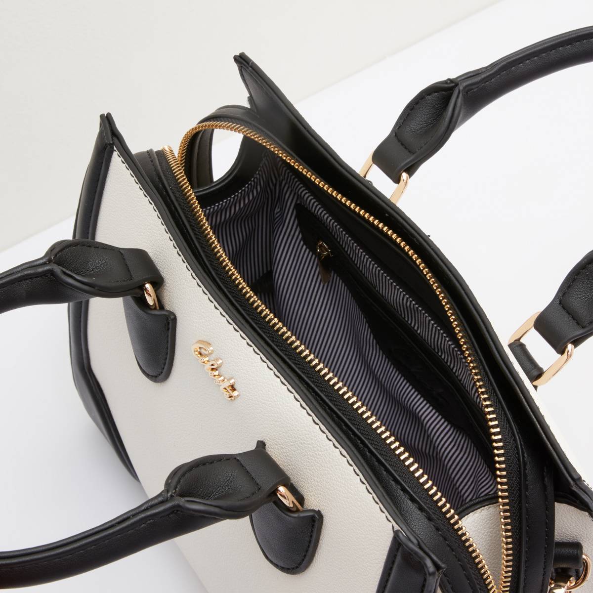 Chikaccessories's tweet photo. Stylish monochrome handbag with twin handles

Brand: Celeste
Color: As seen
No of Pocket: 2 

Price : #8,000

Please send DM or click on link in bio to order via WhatsApp https://t.co/yZTMXGVniA