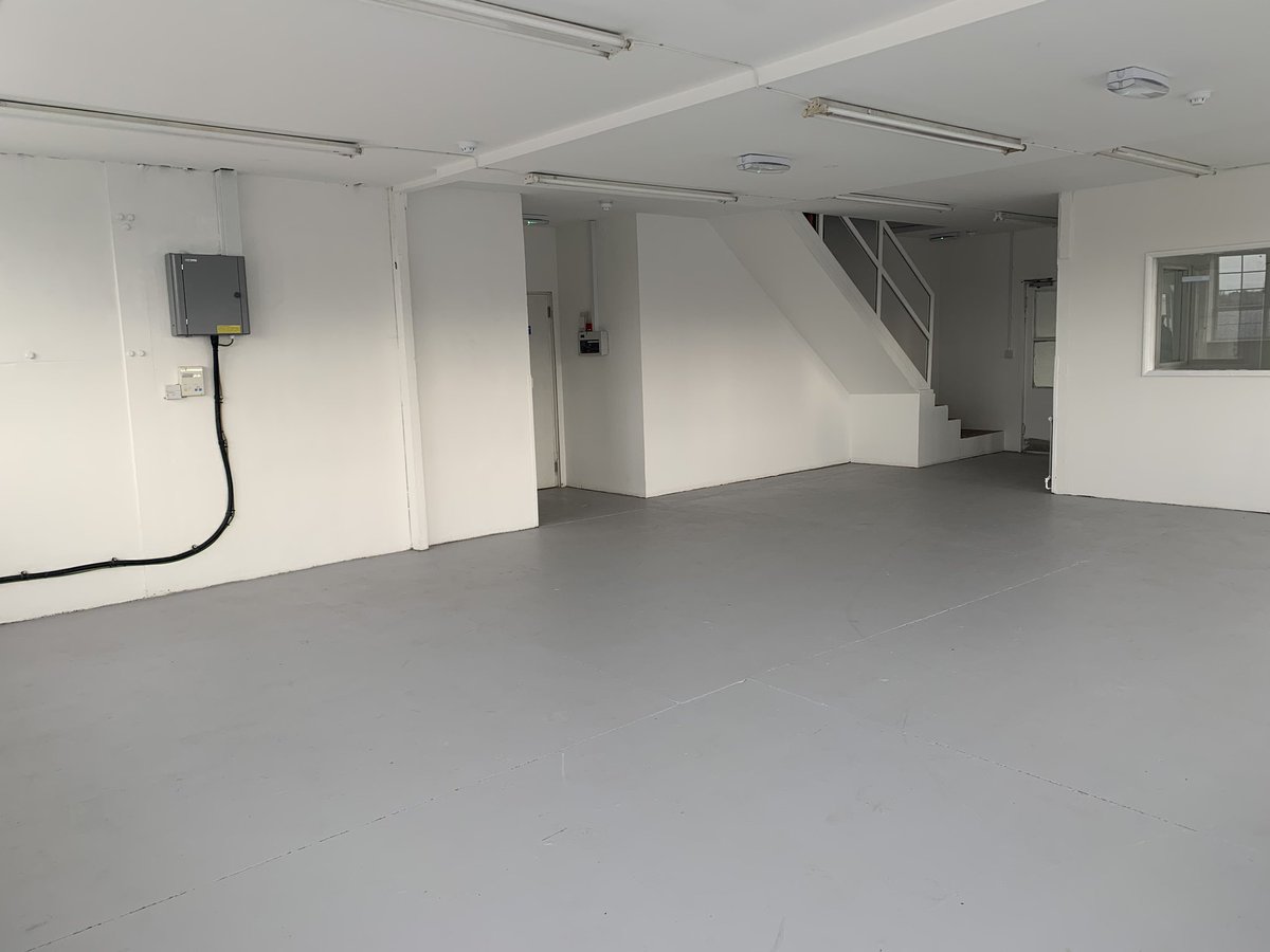 Hi friends, I currently run a studio space with my pals in North London. 

If you’re in need of a photo/rehearsal studio or just want to be creative in a bright room with bare windows please do get in touch or just a RT would be amazing. 

It would really help us out 🙌🏾