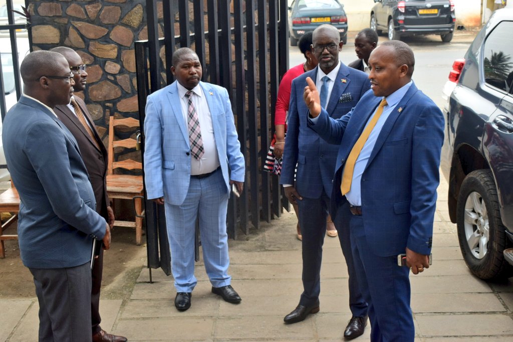 RTNBurundi's tweet photo. Le ministre @MielsBurundi @Nsanganiyumwam2 effectue une visite de travail dans les services du siège
du Fonds de Promotion de l'Habitat Urbain ( #FPHU) et le chantier en extension de ce fond avant de rencontrer les responsables de ce fond. https://t.co/T6TFx5BBMR