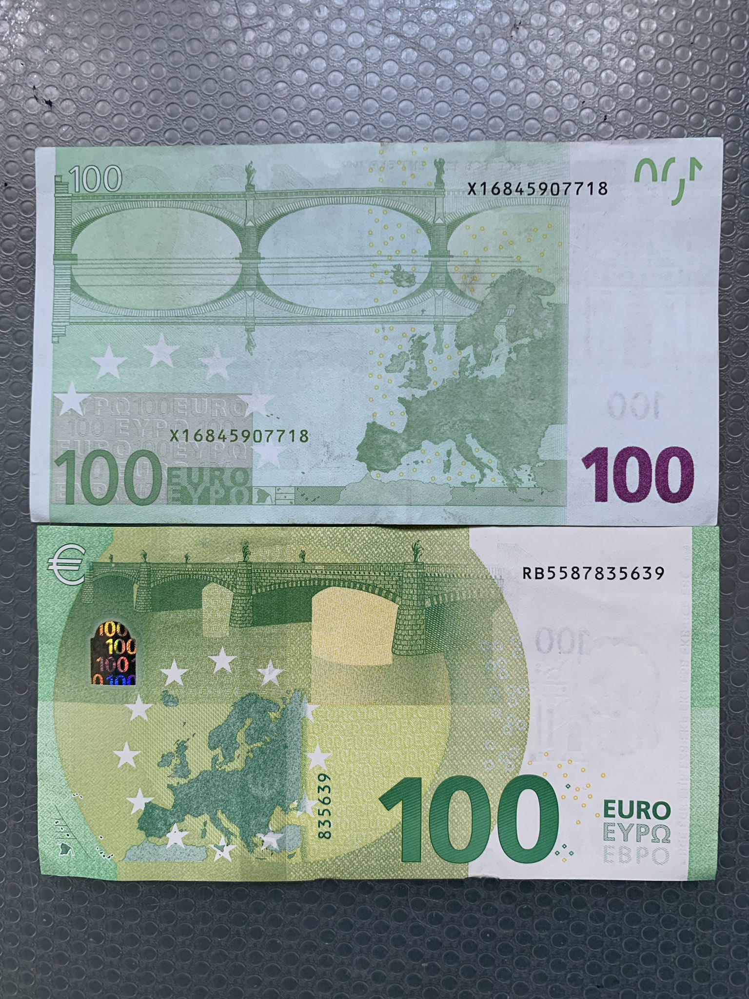 ヴィズマーラ恵子 上 旧100ユーロ紙幣 下 新100ユーロ紙幣 それぞれの裏面 ユーロ 紙幣には全て必ず橋の絵が描かれているのが特徴 日本円との大きさ比較 春財布を買う人は 海外ブランドの場合 気をつけよう 欧州のブランドはユーロ紙幣のサイズ