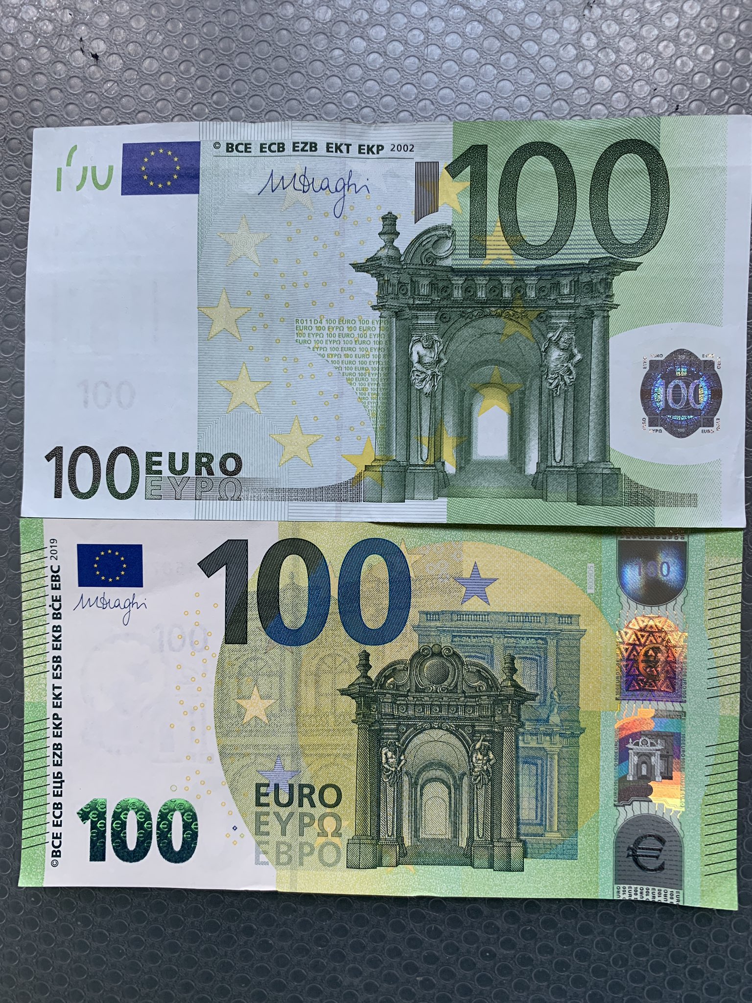 ヴィズマーラ恵子 イタリア在住 上 旧100ユーロ紙幣 下 新100ユーロ紙幣 それぞれの裏面 ユーロ紙幣には全て必ず橋の絵が描かれているのが特徴 日本円との大きさ比較 春財布を買う人は 海外ブランドの場合 気をつけよう 欧州のブランドは