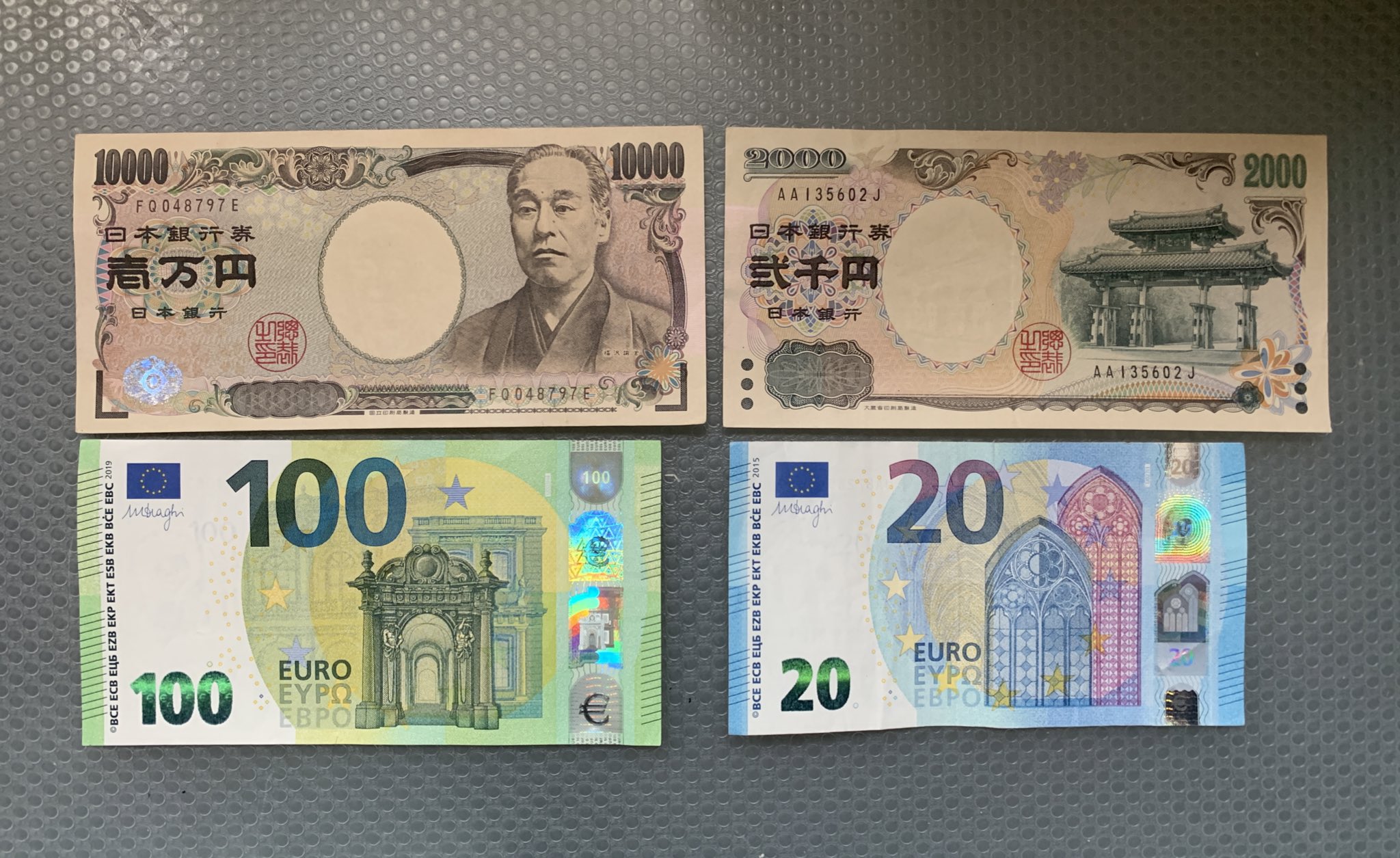 ヴィズマーラ恵子 上 旧100ユーロ紙幣 下 新100ユーロ紙幣 それぞれの裏面 ユーロ 紙幣には全て必ず橋の絵が描かれているのが特徴 日本円との大きさ比較 春財布を買う人は 海外ブランドの場合 気をつけよう 欧州のブランドはユーロ紙幣のサイズ