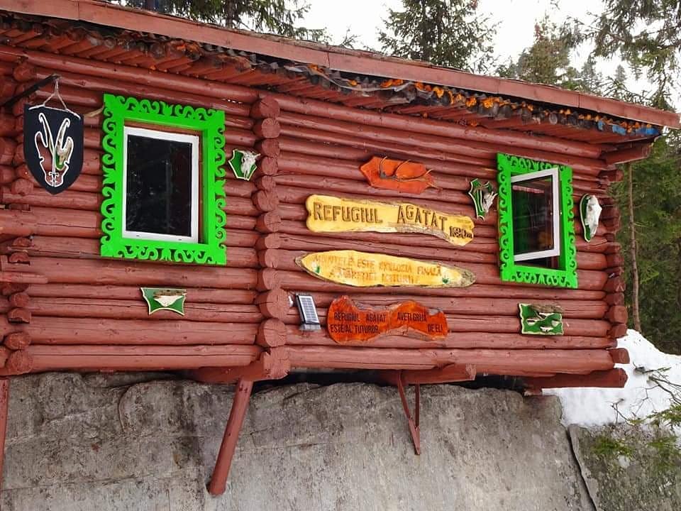 GOHunedoara's tweet image. Salutări de la Refugiul Agățat!  😘❄️🏚🌲🏔
La Munții Parâng
Foto Coco Atb
...
#refugiulagatat #muntiiparang #cheilejietului #valeajiului #turismvaleajiului #turisminhunedoara #frumuseteanaturii #beautifulplanetearth #gohunedoara #locurifrumoase