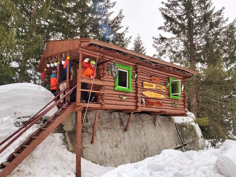 GOHunedoara's tweet image. Salutări de la Refugiul Agățat!  😘❄️🏚🌲🏔
La Munții Parâng
Foto Coco Atb
...
#refugiulagatat #muntiiparang #cheilejietului #valeajiului #turismvaleajiului #turisminhunedoara #frumuseteanaturii #beautifulplanetearth #gohunedoara #locurifrumoase
