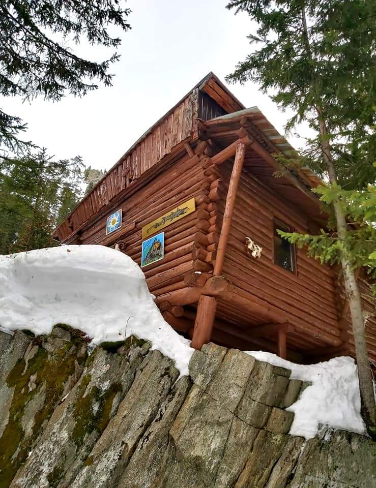 GOHunedoara's tweet image. Salutări de la Refugiul Agățat!  😘❄️🏚🌲🏔
La Munții Parâng
Foto Coco Atb
...
#refugiulagatat #muntiiparang #cheilejietului #valeajiului #turismvaleajiului #turisminhunedoara #frumuseteanaturii #beautifulplanetearth #gohunedoara #locurifrumoase