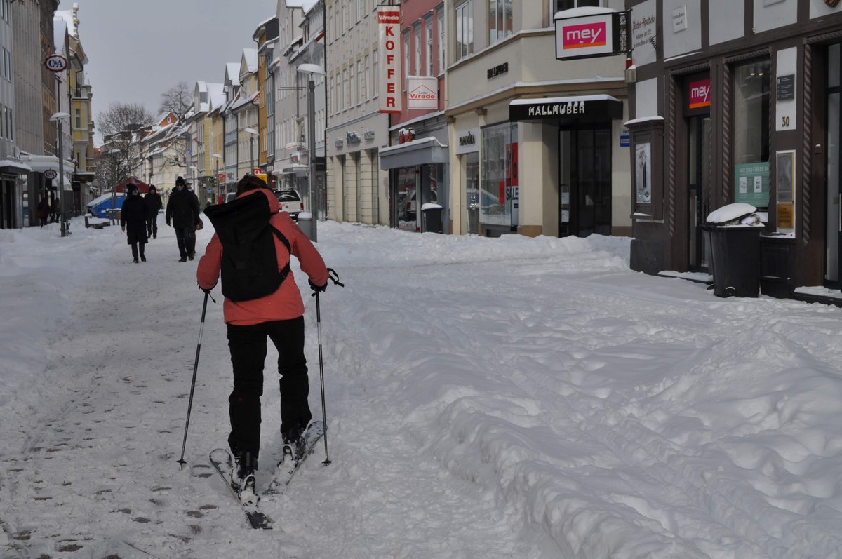 Person skiing through streets of Goettingen Feb 2021