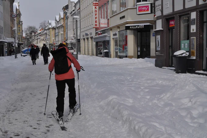 Person skiing through streets of Goettingen Feb 2021