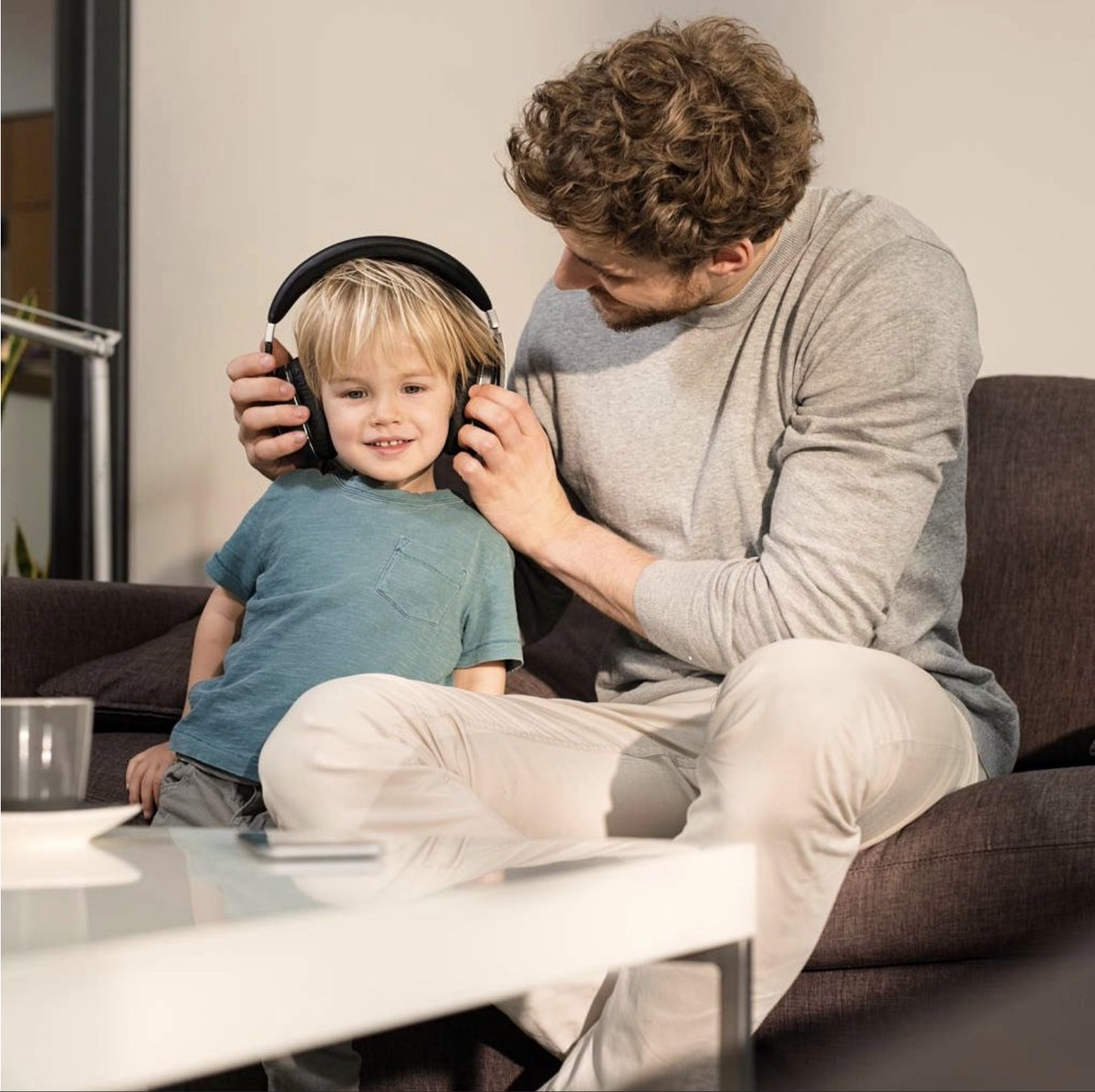 ConcertsBaby's tweet photo. Arizona Üniversitesi’nin yaptığı bir araştırmaya göre ebeveynleriyle müzik dinleyerek büyüyen çocukların aile bağları daha kuvvetli. Çocuklukta ve özellikle ergenlik döneminde birlikte müzikal aktiviteler yapan ailelerde çocuklar uzun vadede daha sağlıklı bağlanma yaşıyor. https://t.co/OjBzRYpdAl