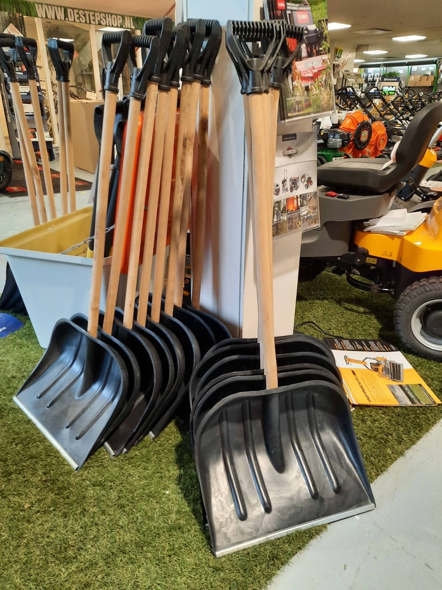 Nieuwe sneeuwscheppen op voorraad.
12 euro  per stuk!
Wat ging de vorige voorraad hard!
Niet zo gek, want er is best wat sneeuw gevallen.