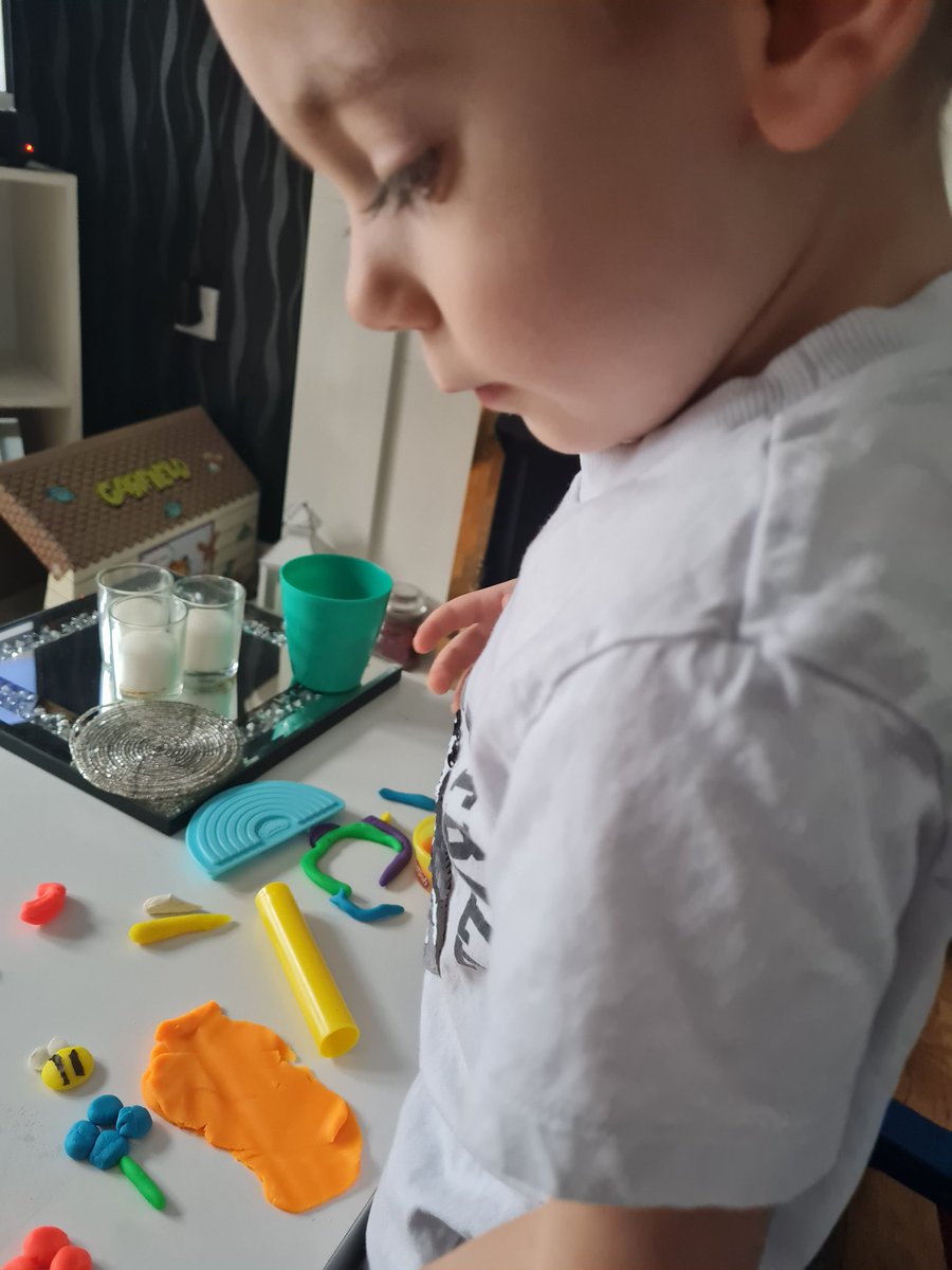XCeri's tweet photo. We made buzzy bees and flowers out of play doh today @RYFCoch https://t.co/a4RN6qujdZ