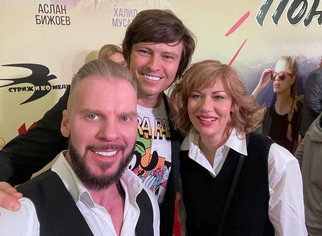 STORM_CINEMA's tweet photo. @shalyapin_official (https://t.co/LbQRxZ48jR) : На суперпозитивной премьере комедии "ПонаеХАли" в главной роли Елена Бирюкова @birukovagram (https://t.co/pUIqYBJgSH) 😜🥂🍾 #Понаехали #ПонаехалиНаТачке #ПонаехалиКино https://t.co/agpGCw1Xne
