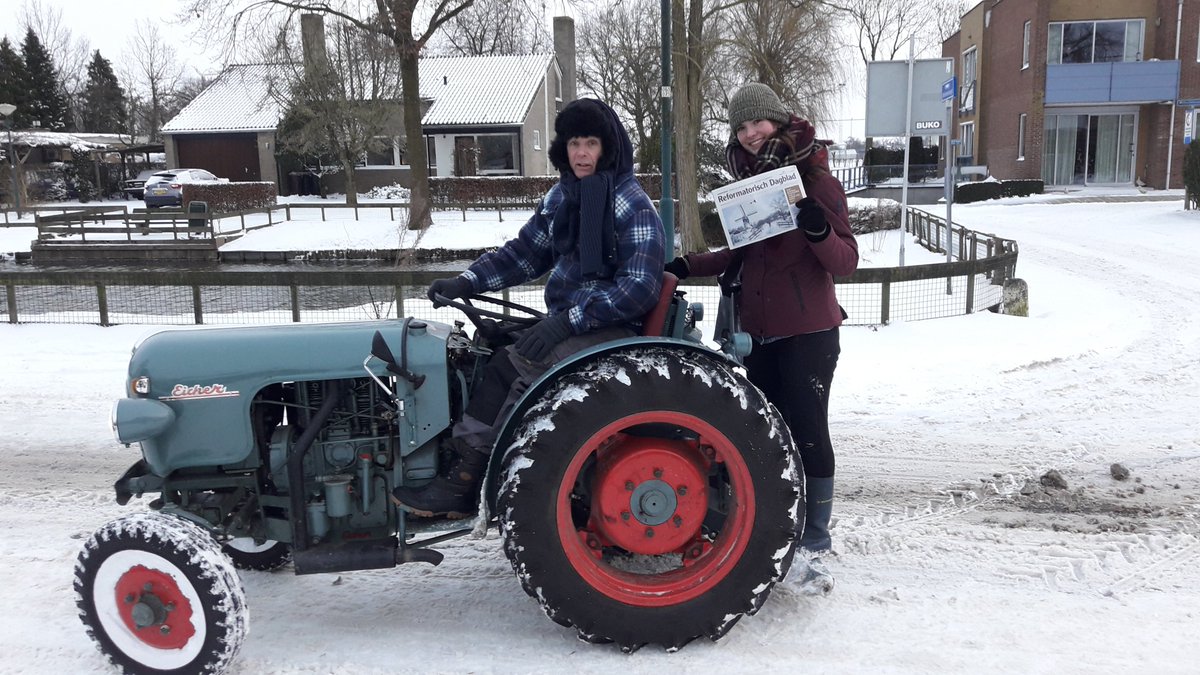 refdag's tweet photo. π¨βπ Trots op onze bezorgers! πͺ In Lopik werd het RD per trekker bezorgd. π Heb jij gisteren ook de krant door sneeuw en wind bezorgd? Stuur je foto naar binnen@rd.nl.
.
#sneeuw #weer #wind #sneeuwstorm #gladheid #glad #krant #dagblad #nieuws #bezorgen #bezorgservice https://t.co/pLFLCWpvXO