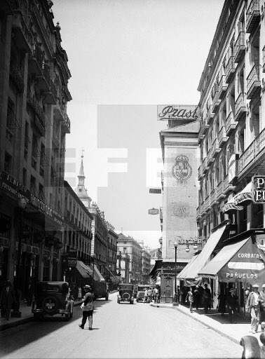 Unsereno's tweet photo. “Una tarde, estando yo en la tienda de Prast, calle del Arenal, vi salir al Infante con un paquetito de dulces ó pasteles que debían de ser para sus niños...” Benito Pérez Galdós 

📷1930, EFE https://t.co/RfJopfOC4k