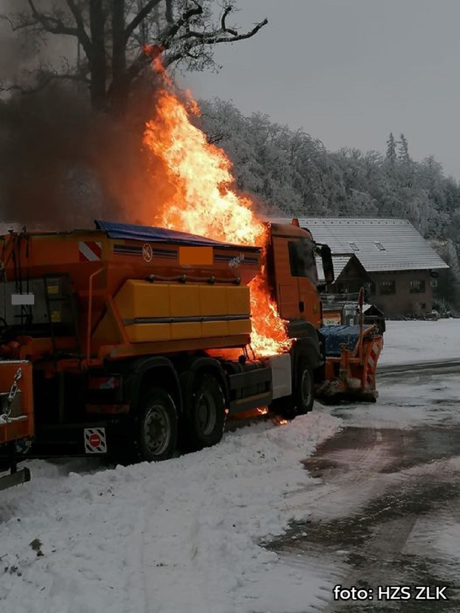 UdalostiBrno's tweet photo. Hasiči likvidovali včera odpoledne u Stupavy na Uherskohradišťsku požár sypače. Nikdo neutrpěl zranění, příčina se vyšetřuje, škoda je předběžně vyčíslena na tři miliony korun. Požár hasiči likvidovali v dýchacích přístrojích. #hasiči #požáry #UherskéHradiště #Stupava #doprava https://t.co/NdltkgO3X1